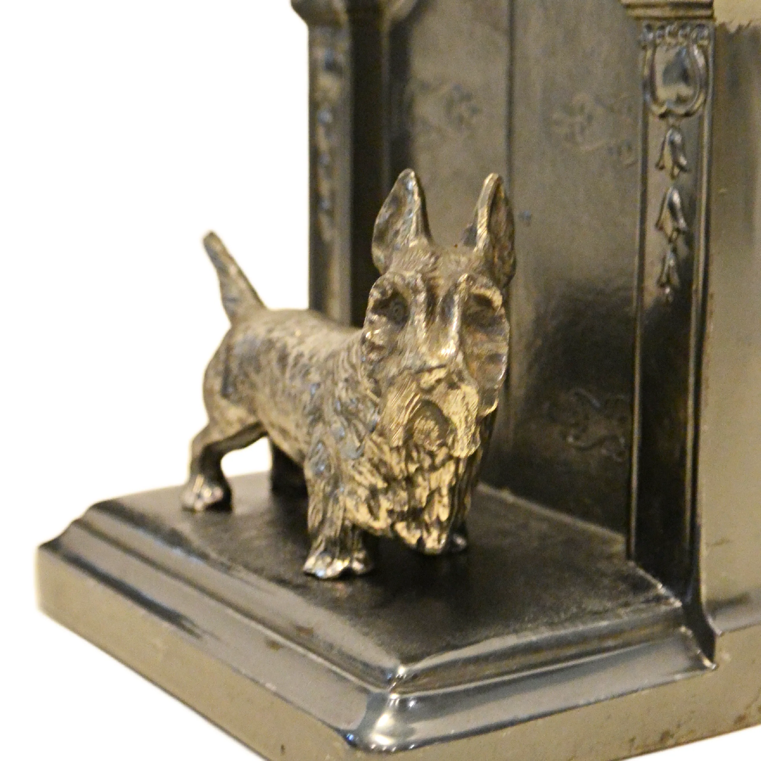 Antique Jennings Brothers Scottish Terrier Cast Metal "Gothic Gate" Bookends &ndash; Pair - Image 5